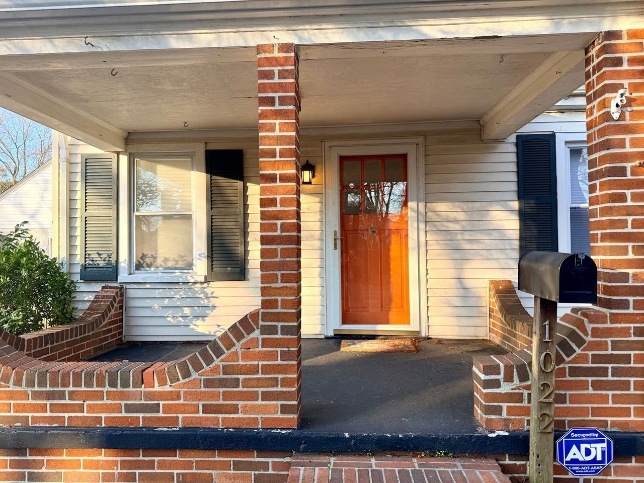 1022 Green St - Photo 2 of 36