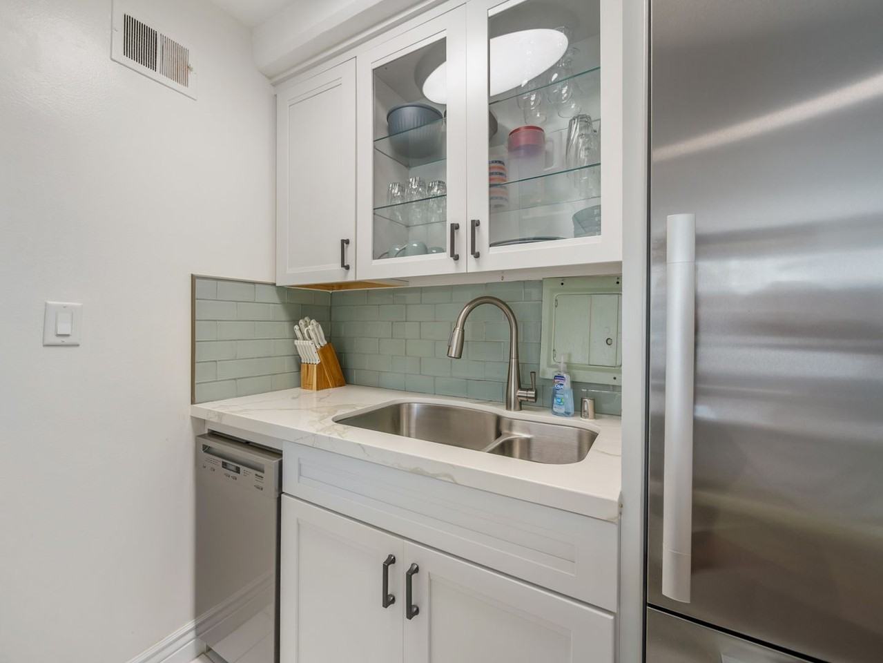 445 Kaiolu St #409 - Photo 3 of 16