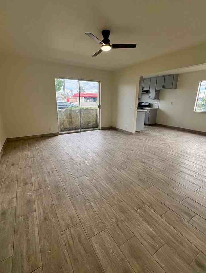 Ventura Road 1951 N. - Photo 3 of 11