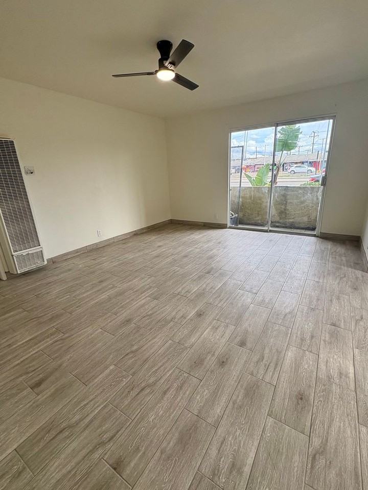 Ventura Road 1951 N. - Photo 4 of 11