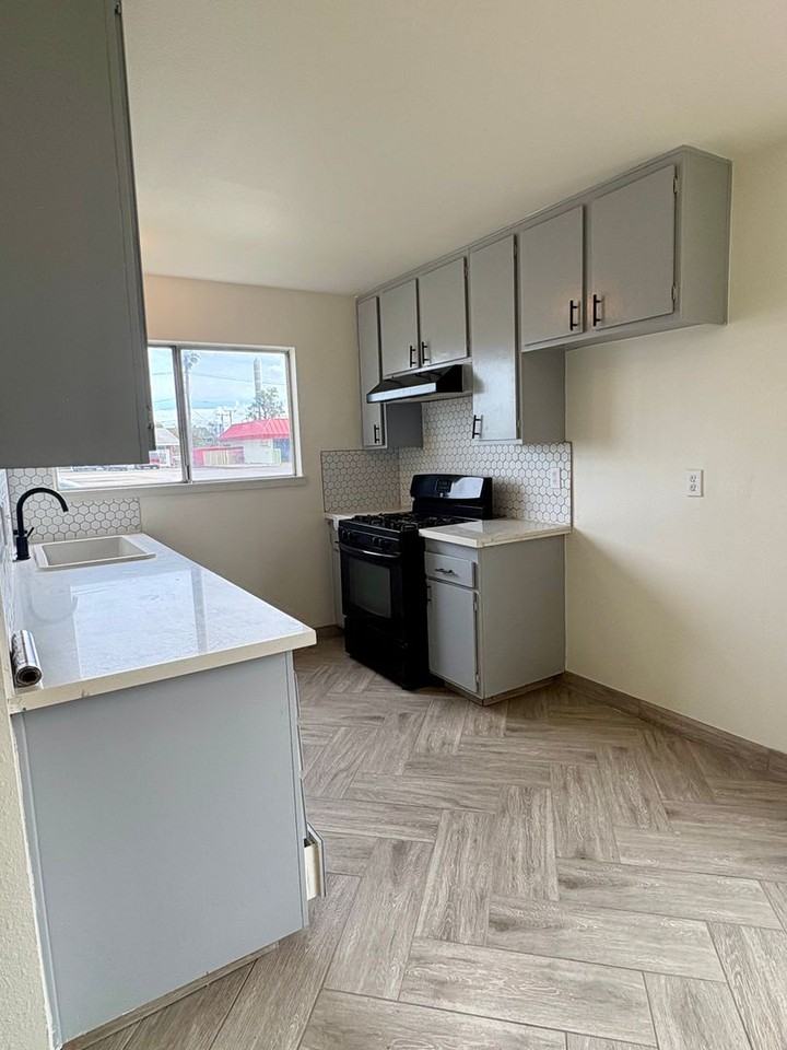 Ventura Road 1951 N. - Photo 6 of 11