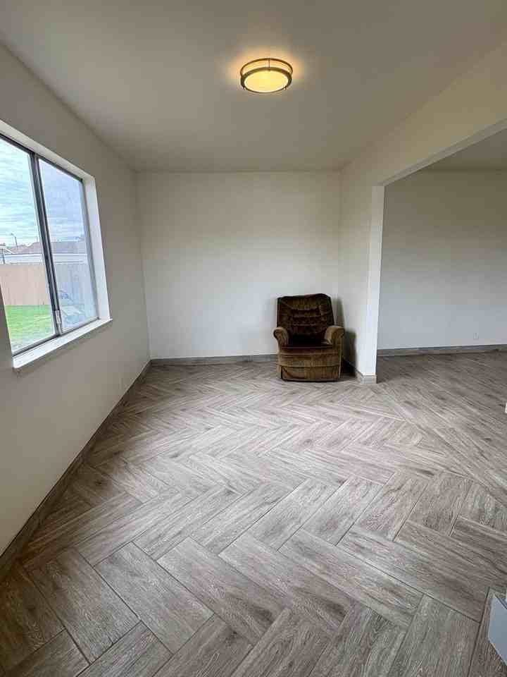 Ventura Road 1951 N. - Photo 7 of 11