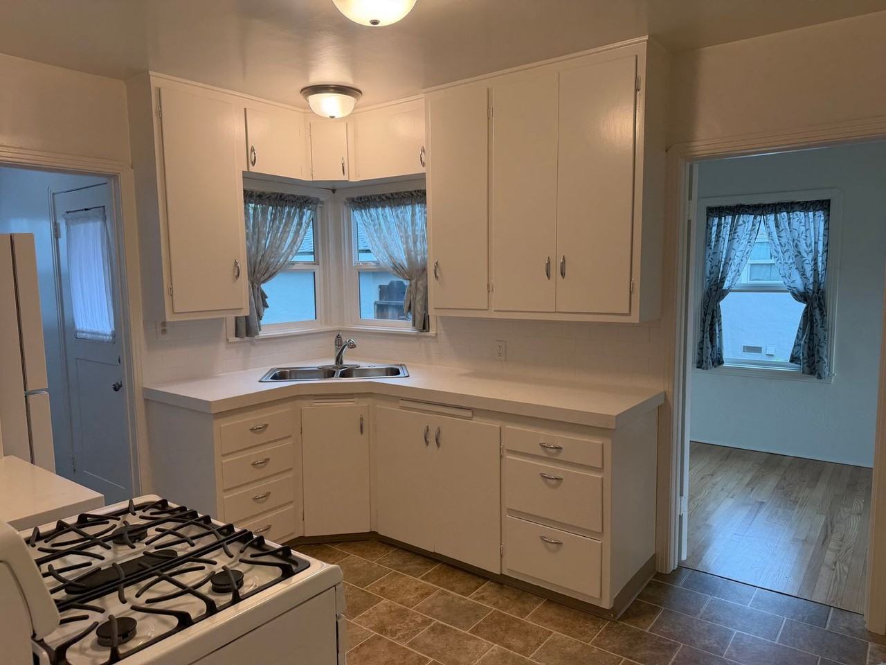 1419 Lyons Ave - Photo 3 of 19