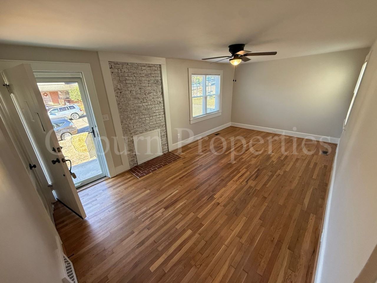 735 S Green St - Photo 4 of 10