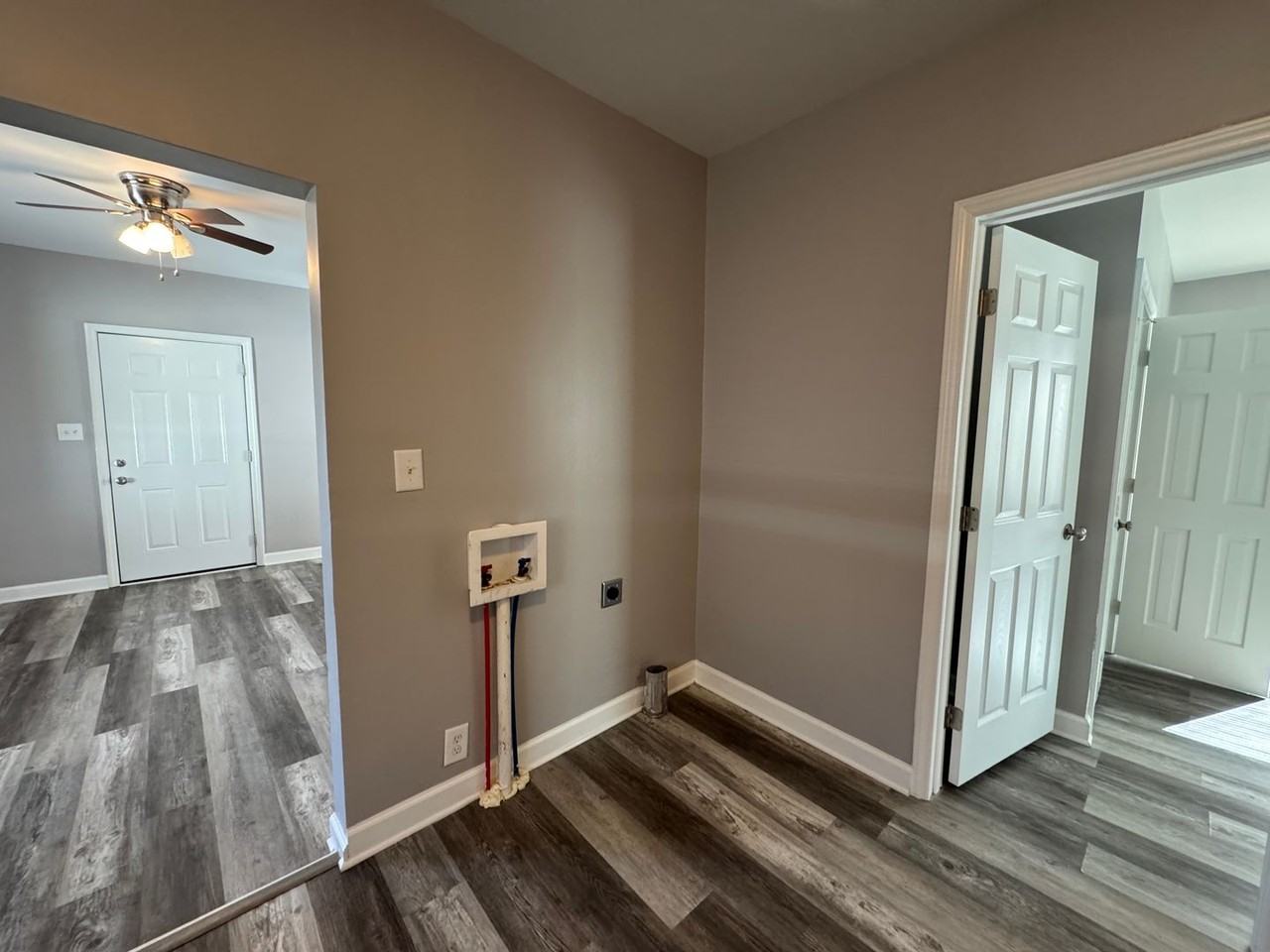 715 Grover St - Photo 5 of 11