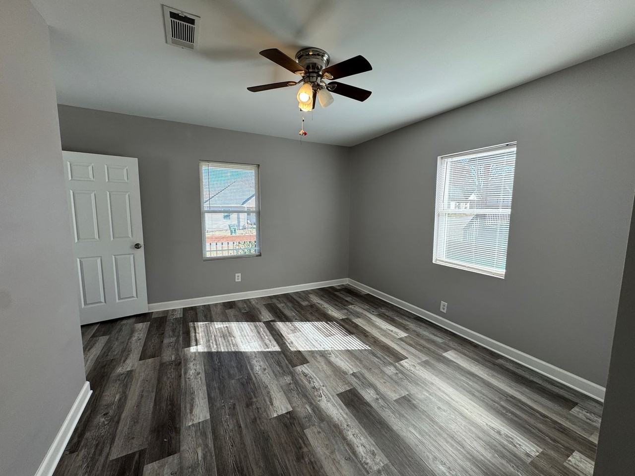 715 Grover St - Photo 7 of 11