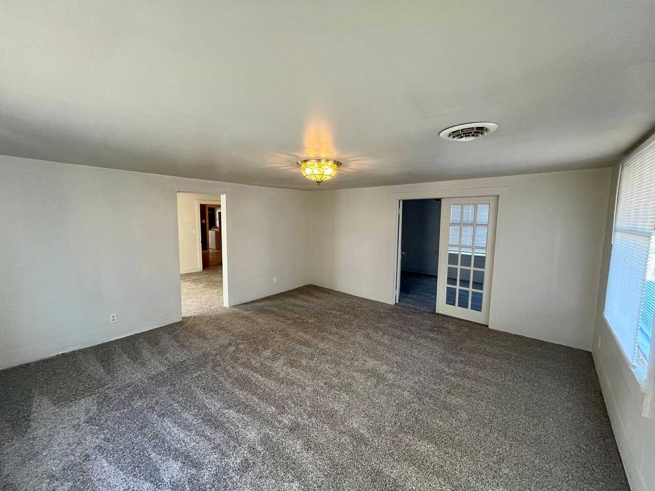 504 S Hickory St - Photo 3 of 13