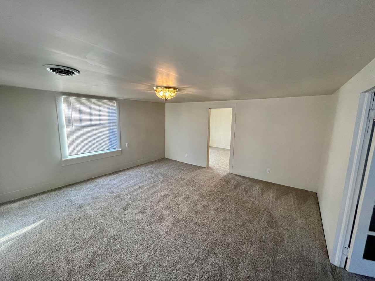 504 S Hickory St - Photo 5 of 13