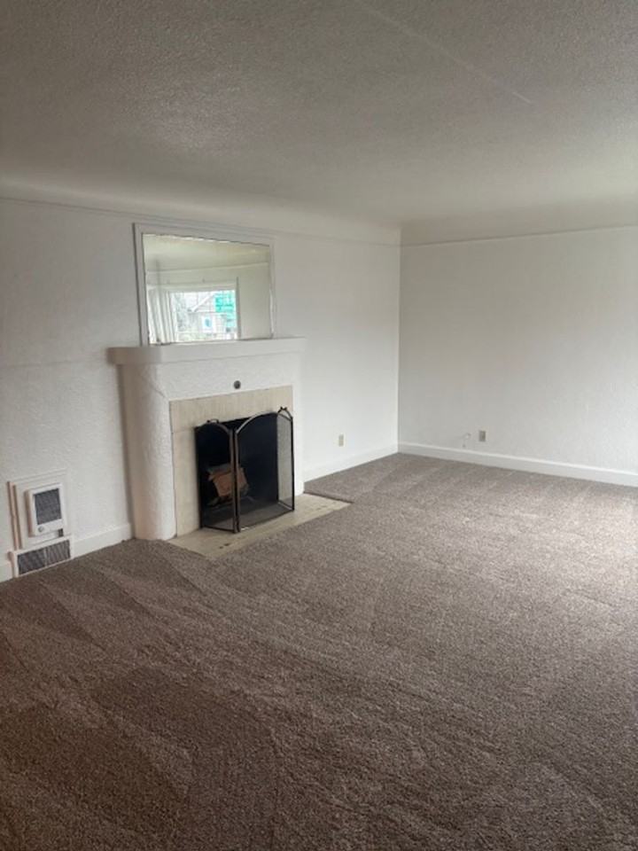 202 N College St - Photo 2 of 13