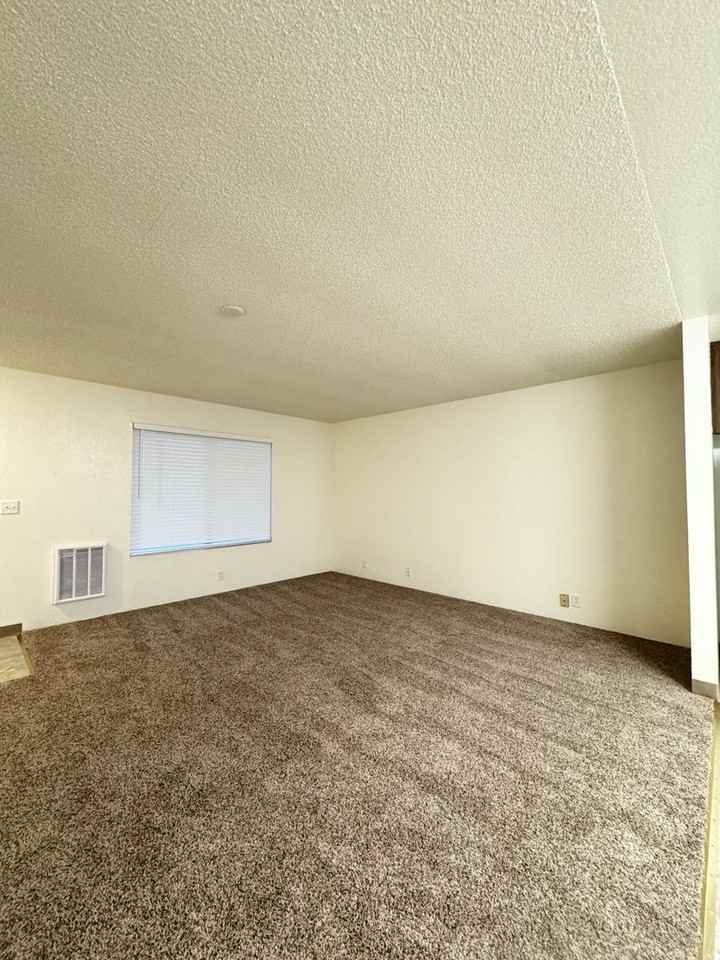 3592 Railroad Ave - Photo 4 of 19