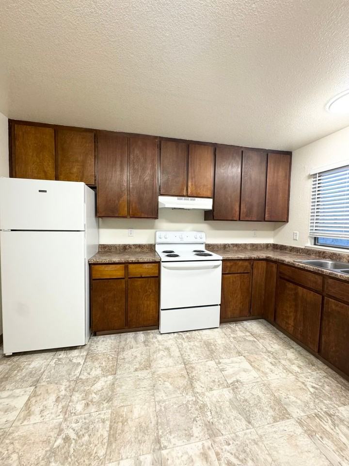 3592 Railroad Ave - Photo 6 of 19