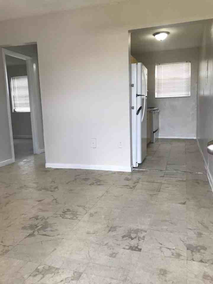 1805 Nw 2nd Ct - Photo 3 of 9