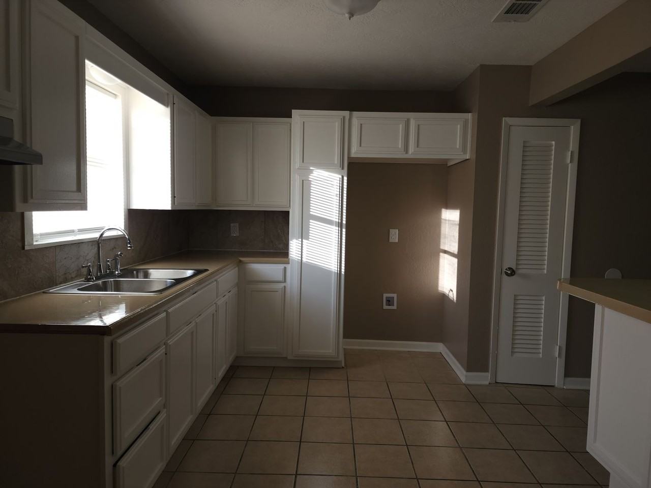 2228 Westway St - Photo 7 of 23