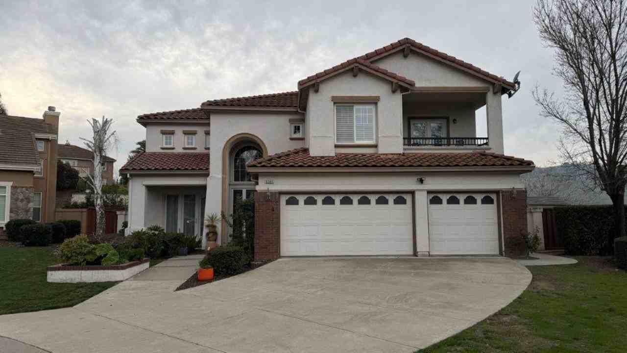 5304 Oakpoint Ct - Photo 2 of 32