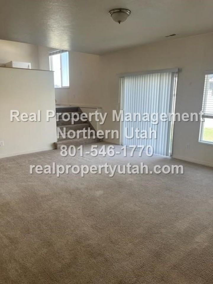 3120 W 525 N - Photo 3 of 17