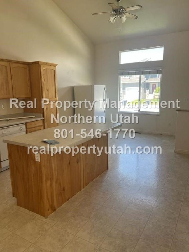 3120 W 525 N - Photo 6 of 17