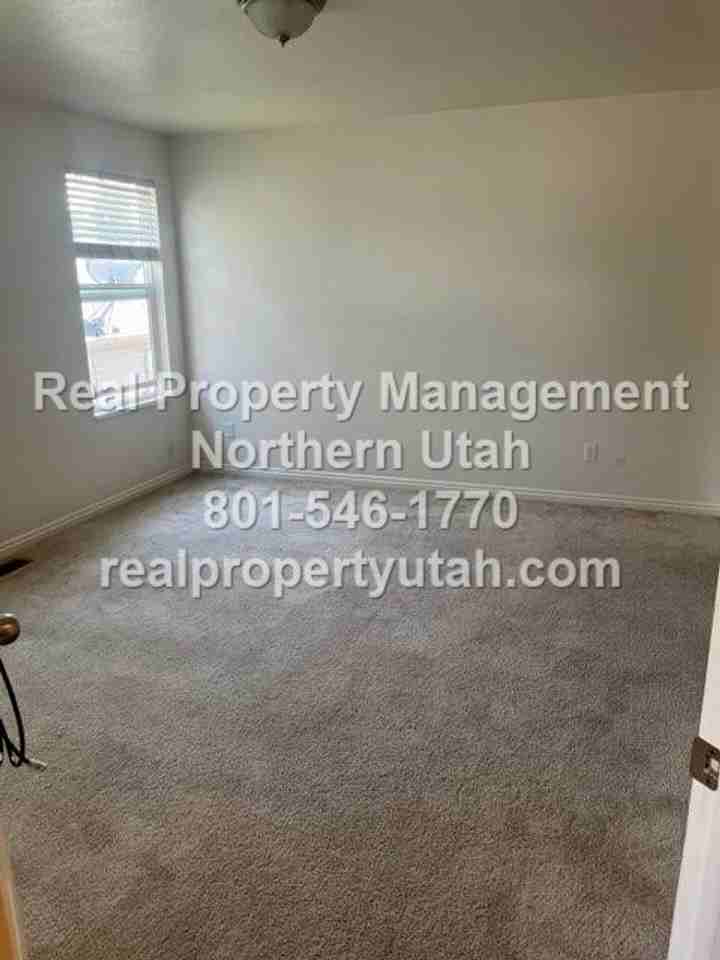3120 W 525 N - Photo 2 of 17