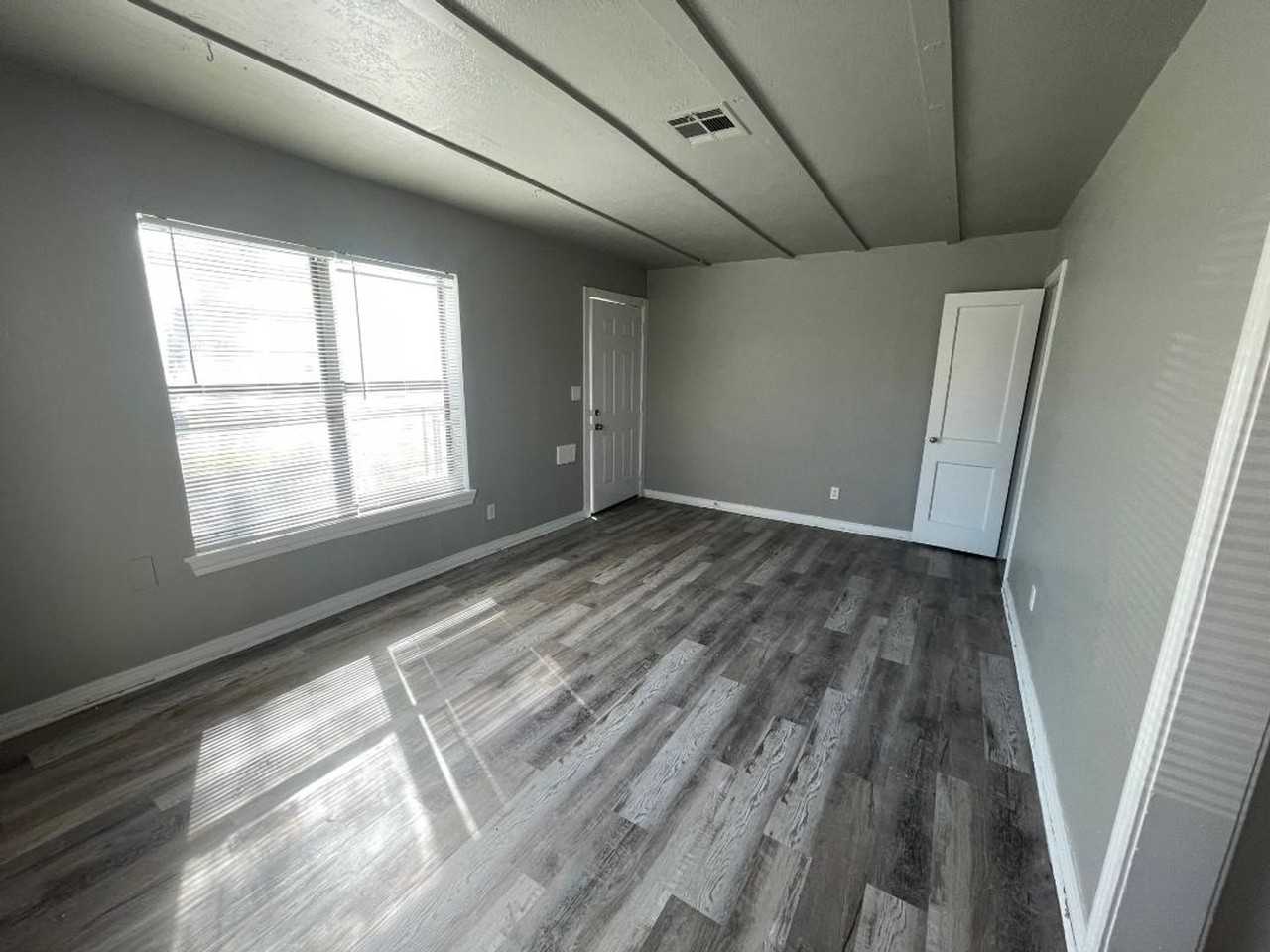 1015 Arkansas St - Photo 3 of 10