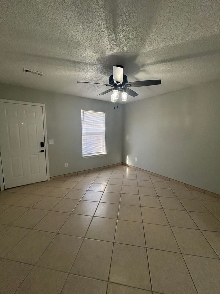 3302 Sw Landau Ct #1 - Photo 4 of 18