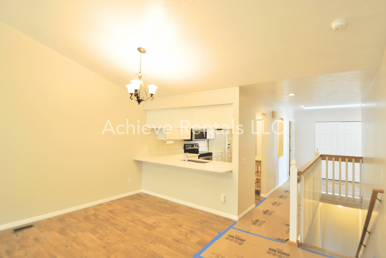 637 E 950 S - Photo 3 of 26