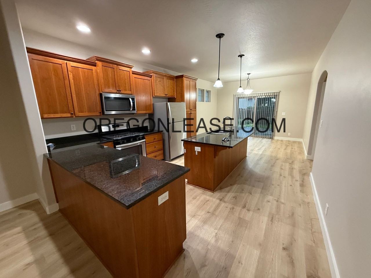 939 Irvington Dr - Photo 3 of 12