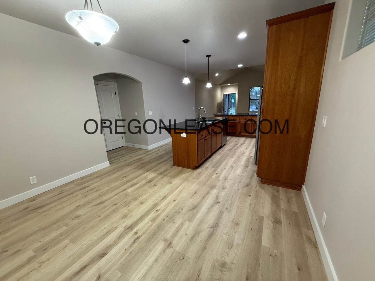 939 Irvington Dr - Photo 4 of 12