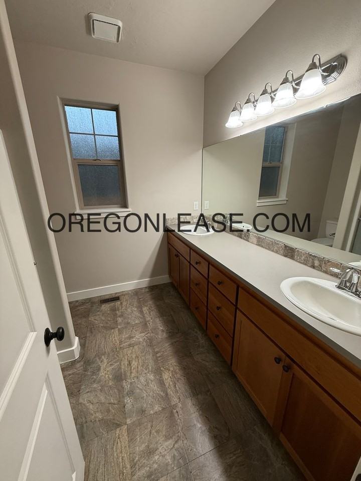 939 Irvington Dr - Photo 7 of 12