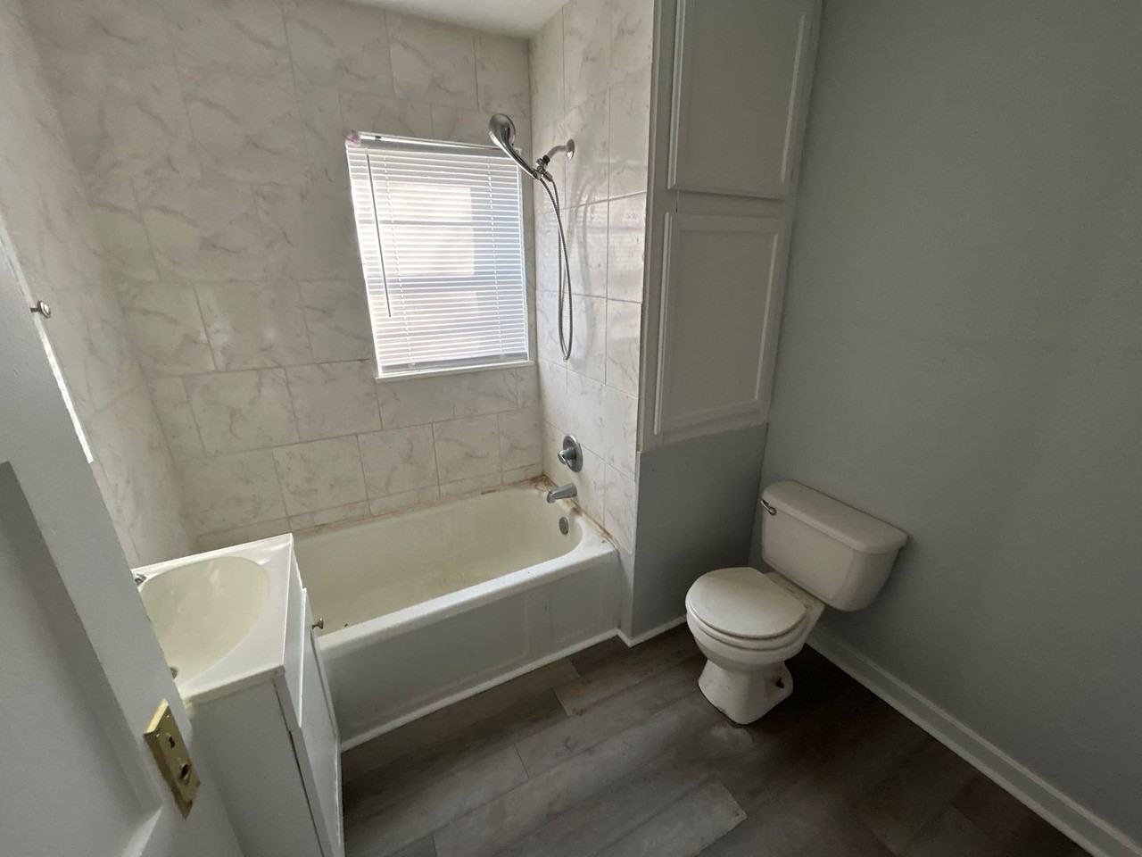 406 E 10th St - Photo 3 of 10