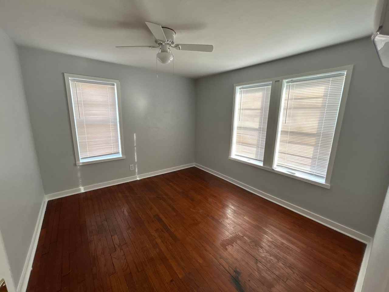 406 E 10th St - Photo 4 of 10