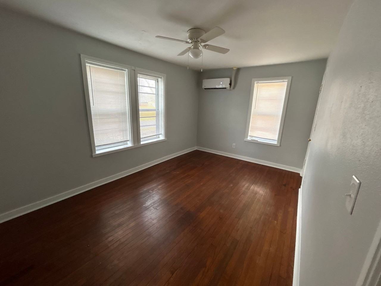 406 E 10th St - Photo 5 of 10