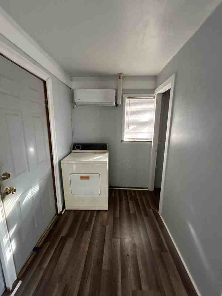 406 E 10th St - Photo 6 of 10