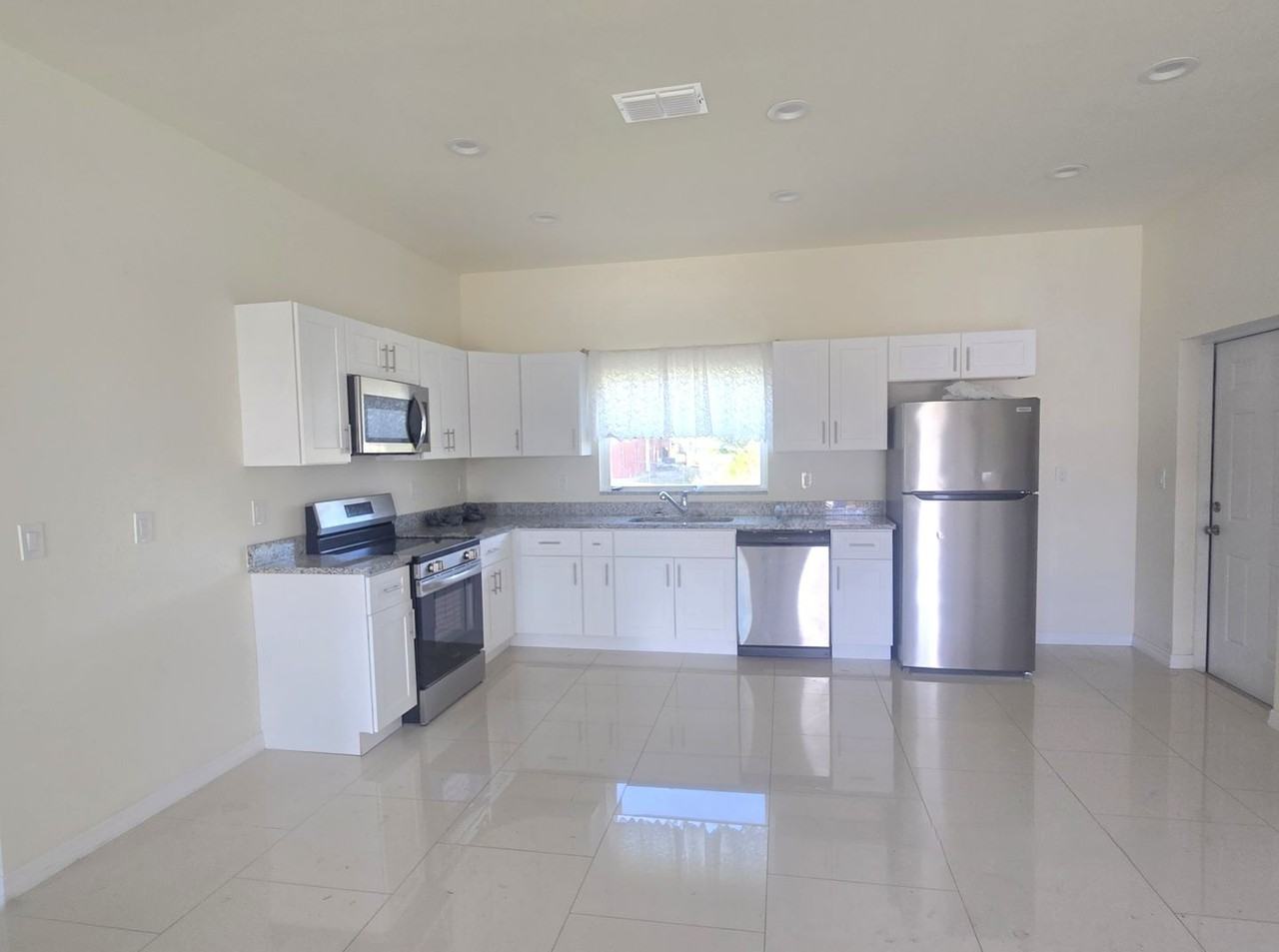 322 Mangonia Ave - Photo 5 of 15