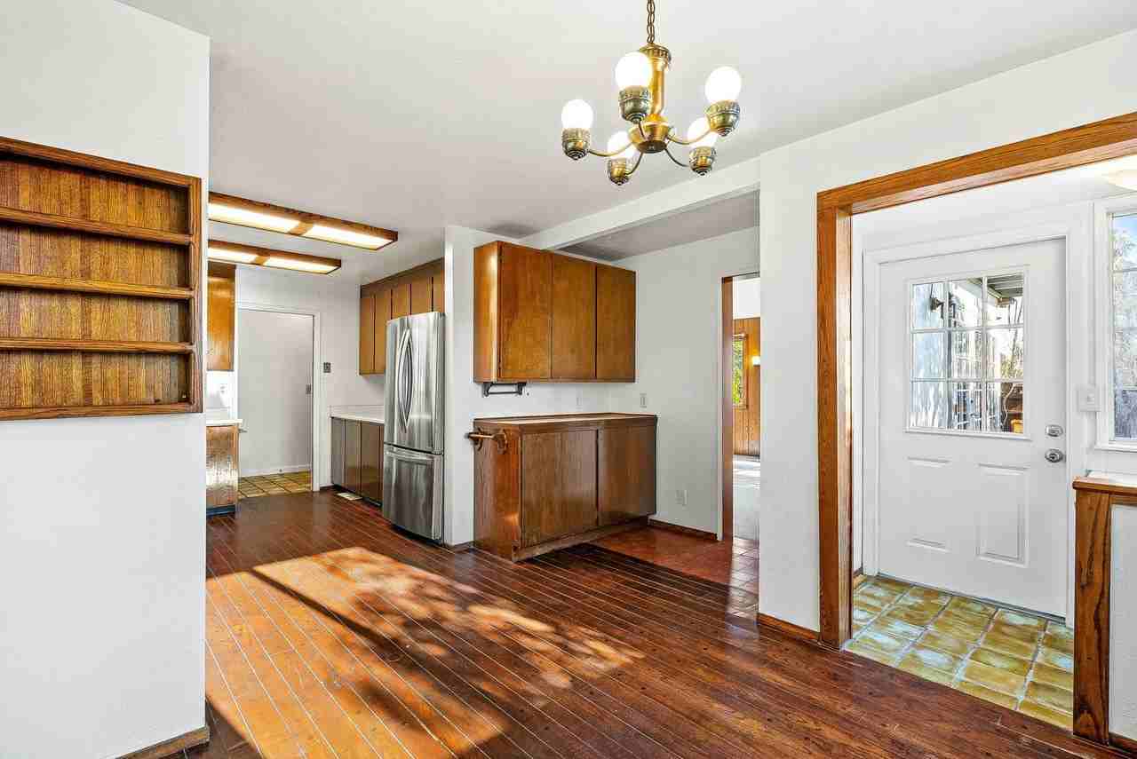 5488 Ball Dr - Photo 6 of 32