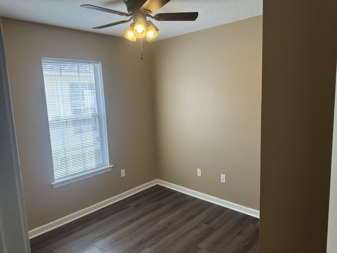 3915 Ledbetter Dr - Photo 3 of 11