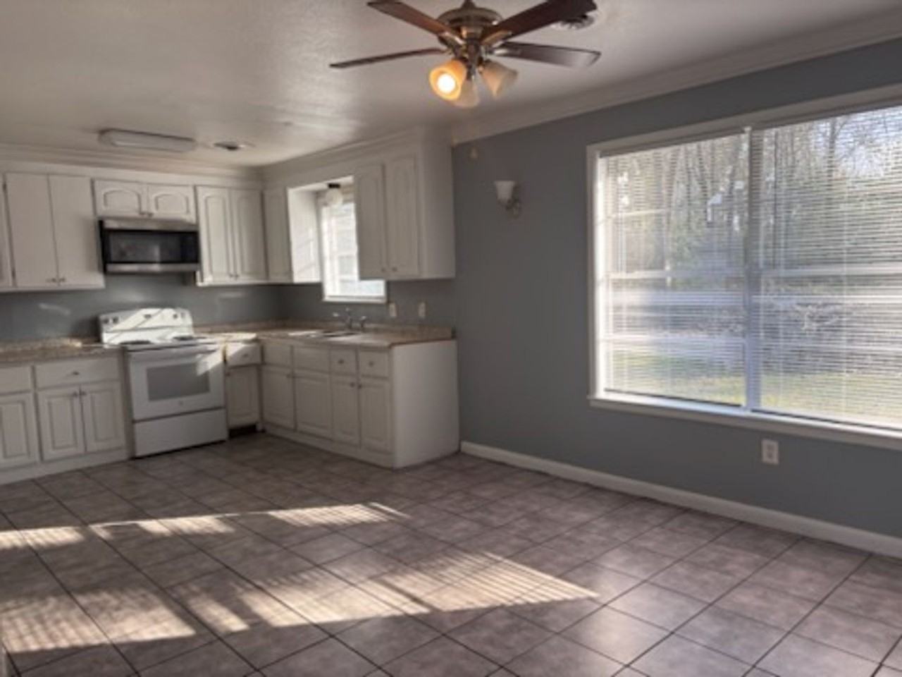 3167 Longwood Dr - Photo 3 of 11