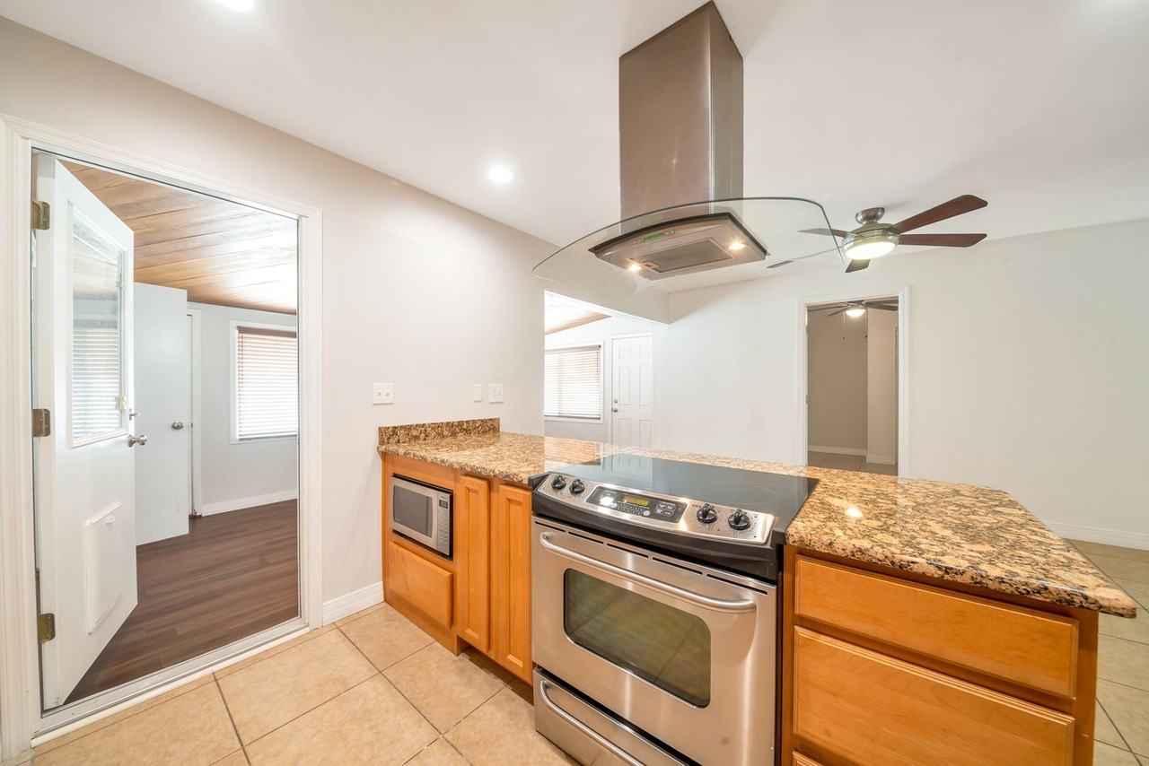 216 E Riviera Dr - Photo 7 of 28