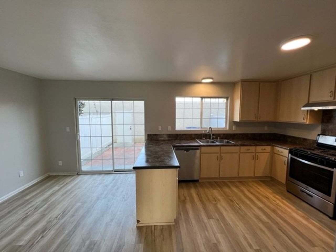 19142 Haynes St #3 - Photo 5 of 24