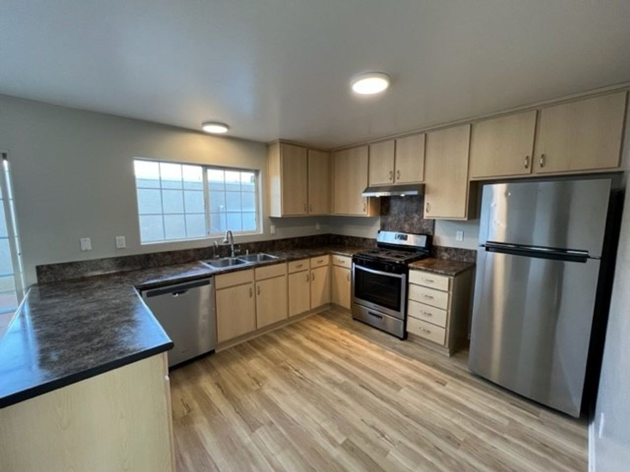 19142 Haynes St #3 - Photo 7 of 24