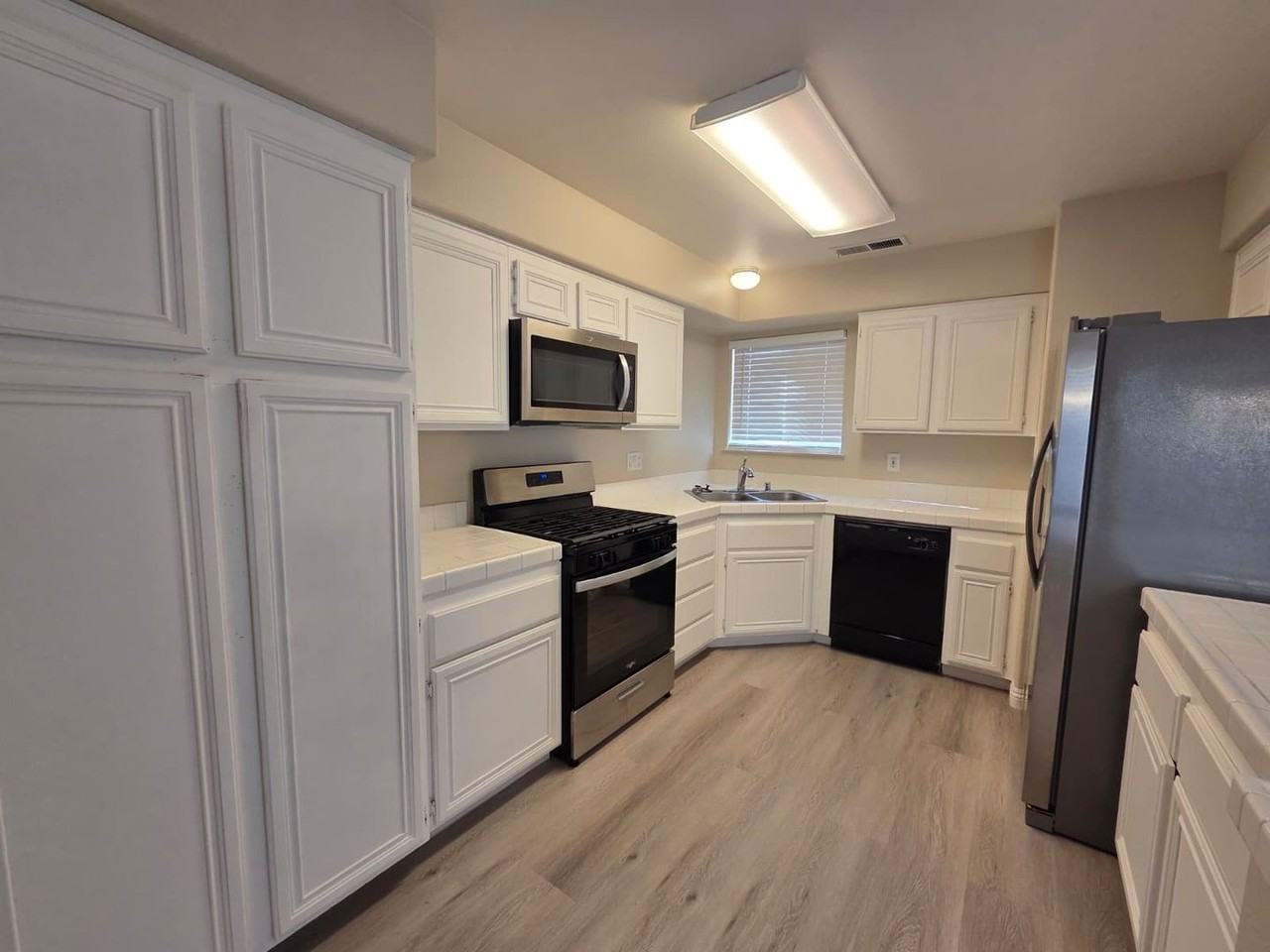 2724 Woodbine Ave - Photo 4 of 15