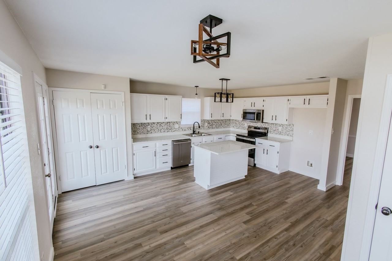 5114 Creek Valley Dr - Photo 5 of 26