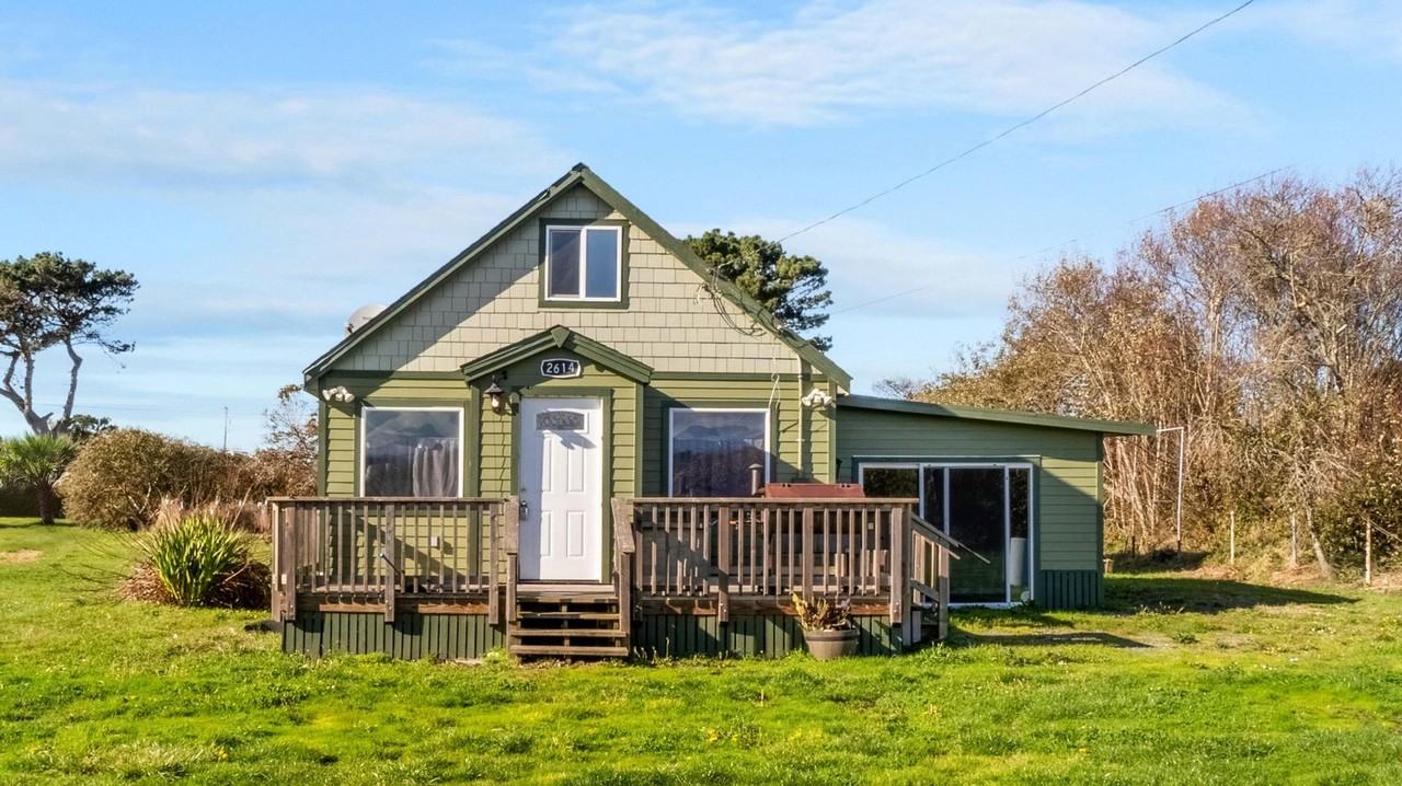 2614 Broadway St - Photo 2 of 12