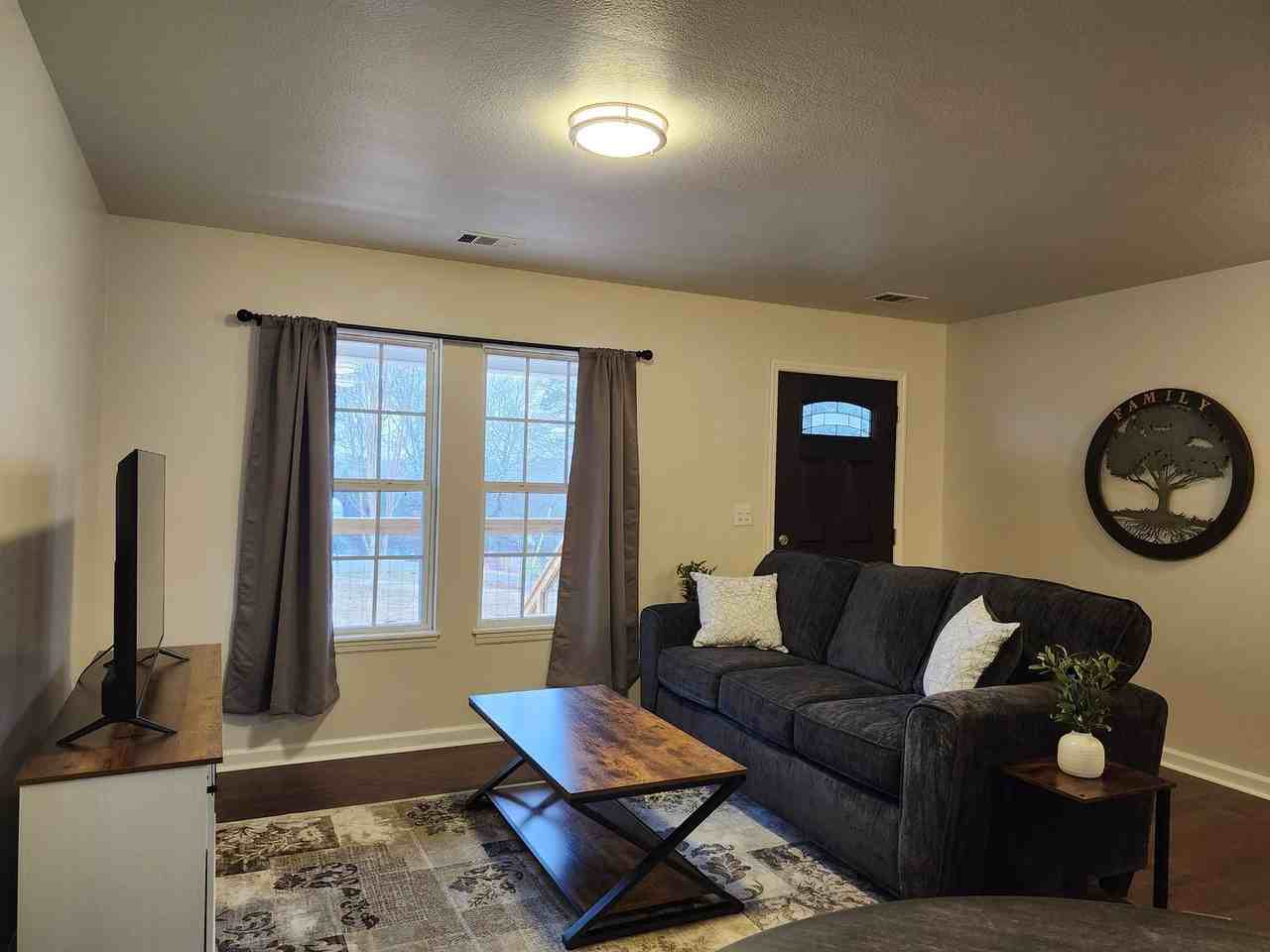 75 Thomas Dr - Photo 4 of 24