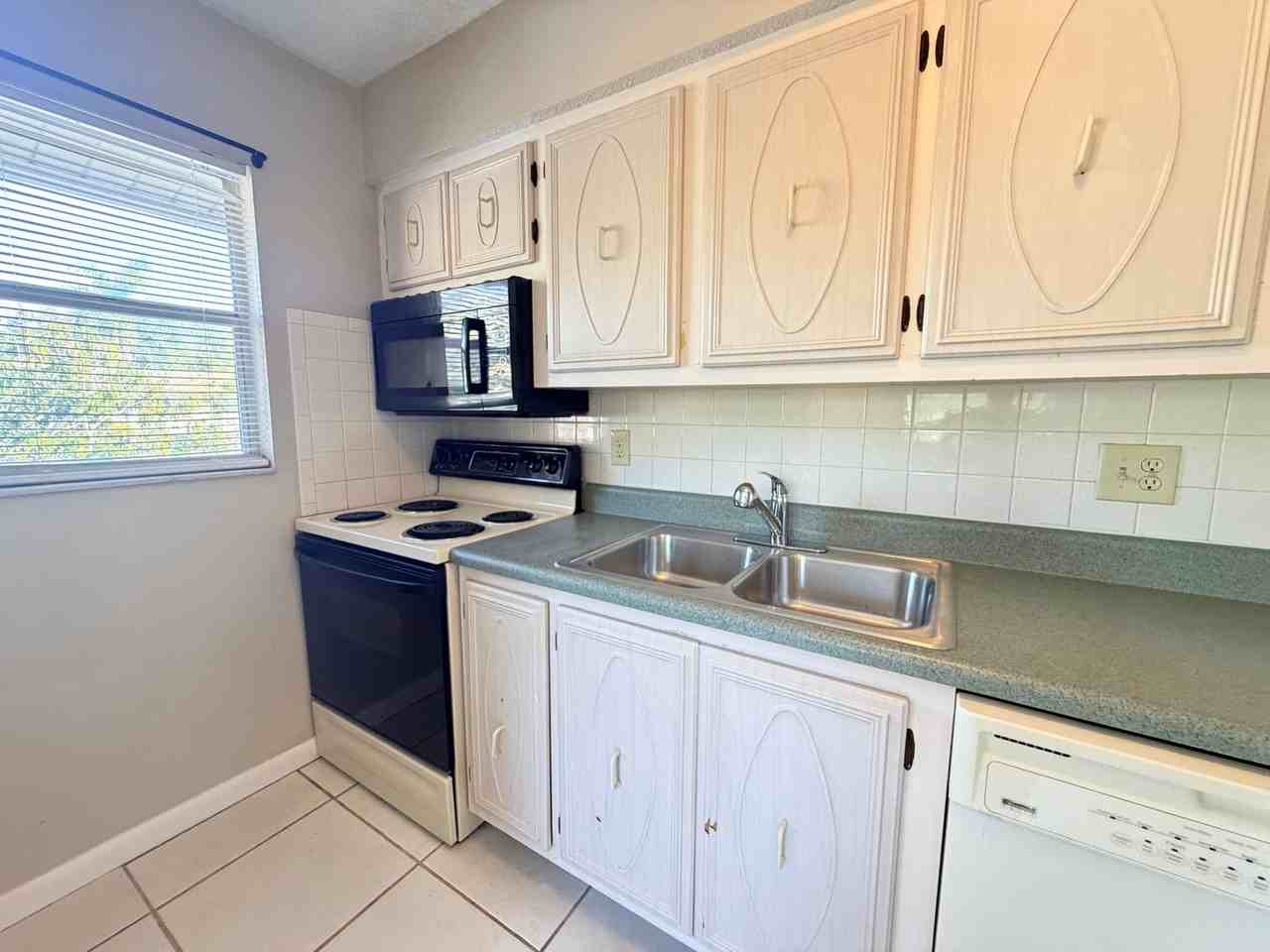 2451 8th St - Photo 5 of 11