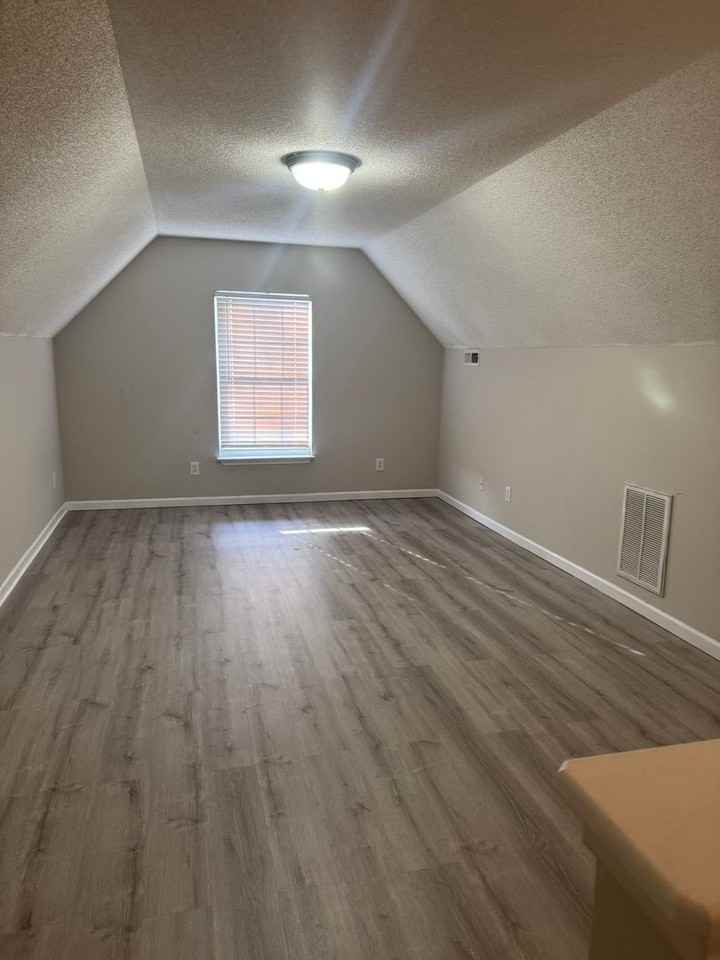 112 Stockbridge Dr - Photo 3 of 19