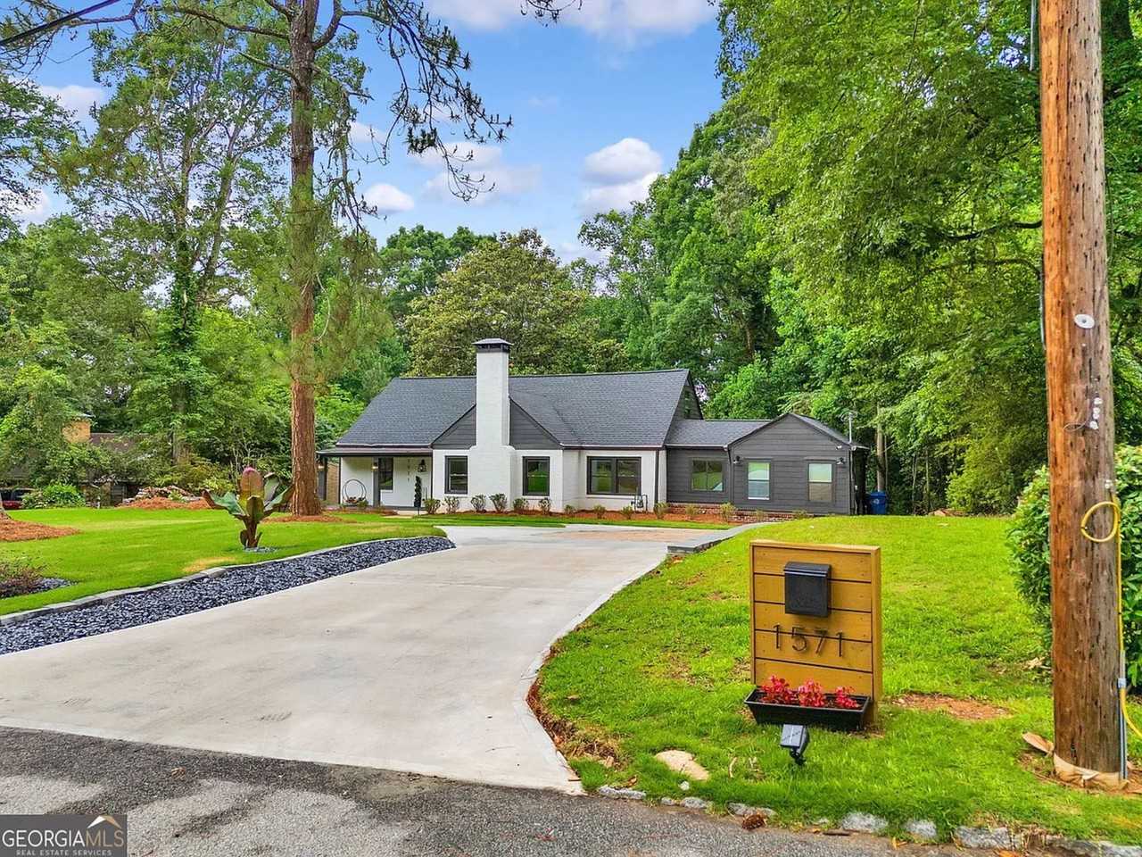 1571 Boulevard Lorraine Sw - Photo 2 of 43