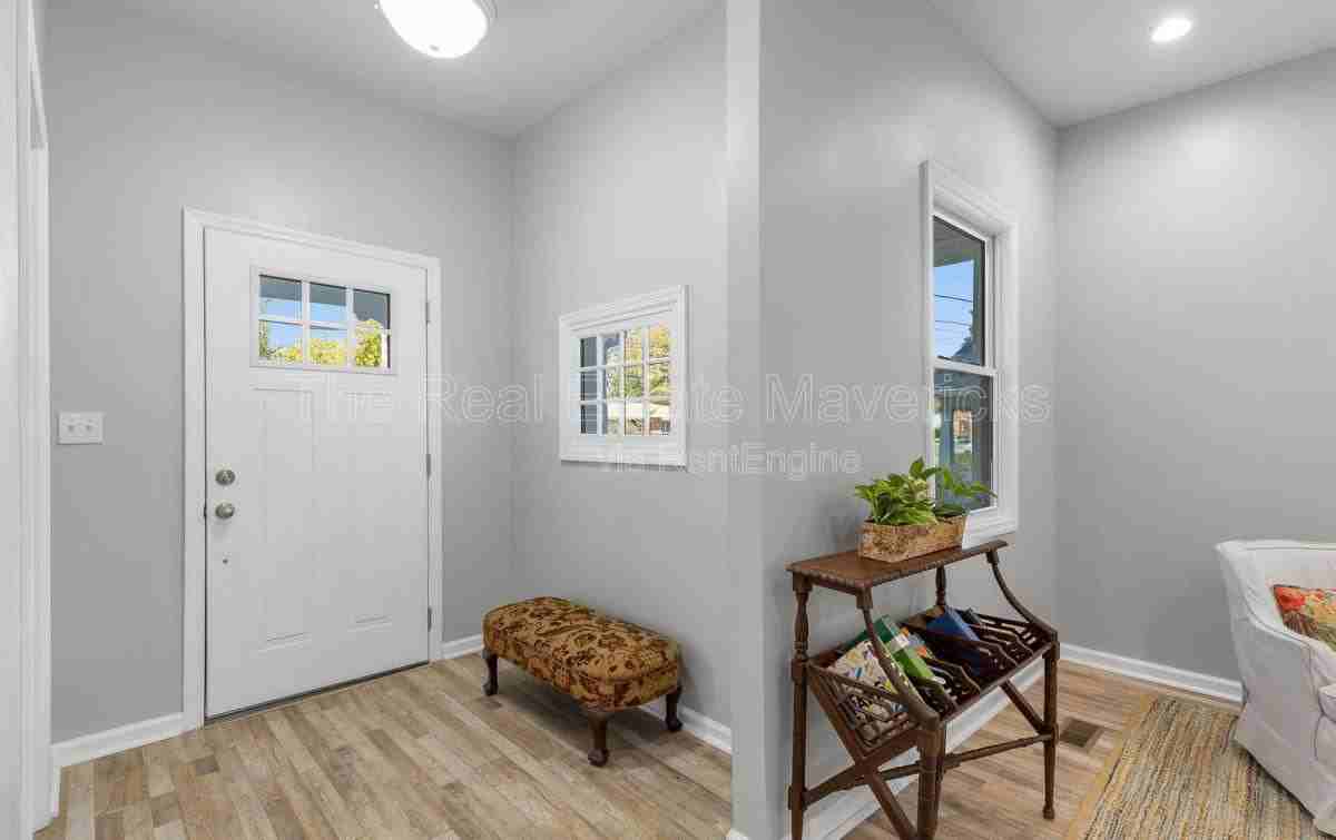 1810 Jackson St - Photo 3 of 10