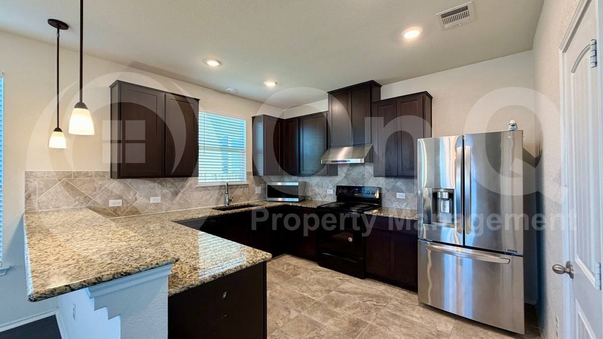 906 Screech Owl Dr - Photo 3 of 10