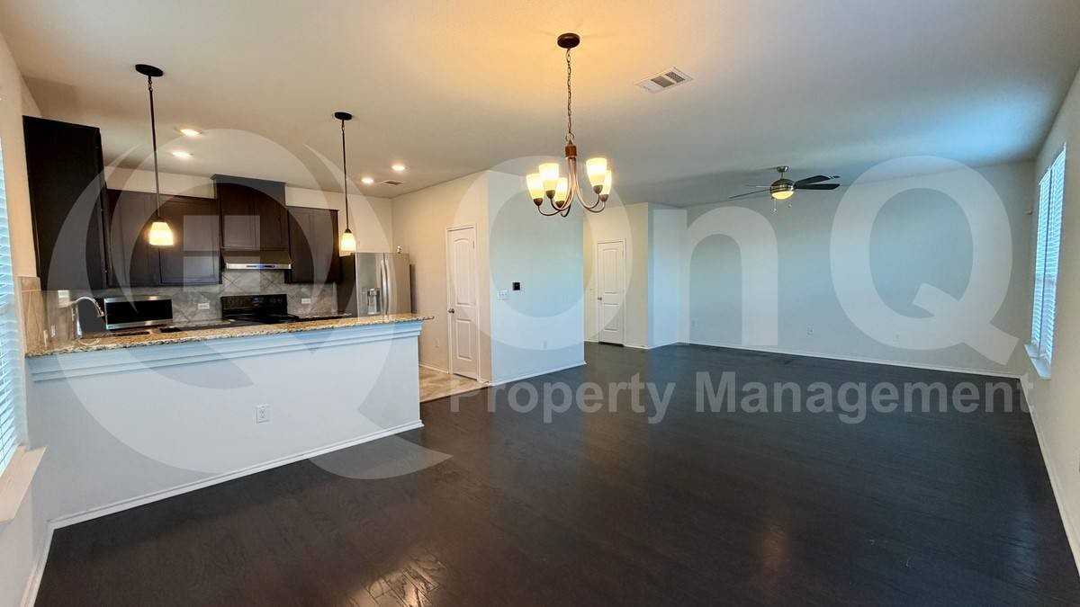 906 Screech Owl Dr - Photo 5 of 10