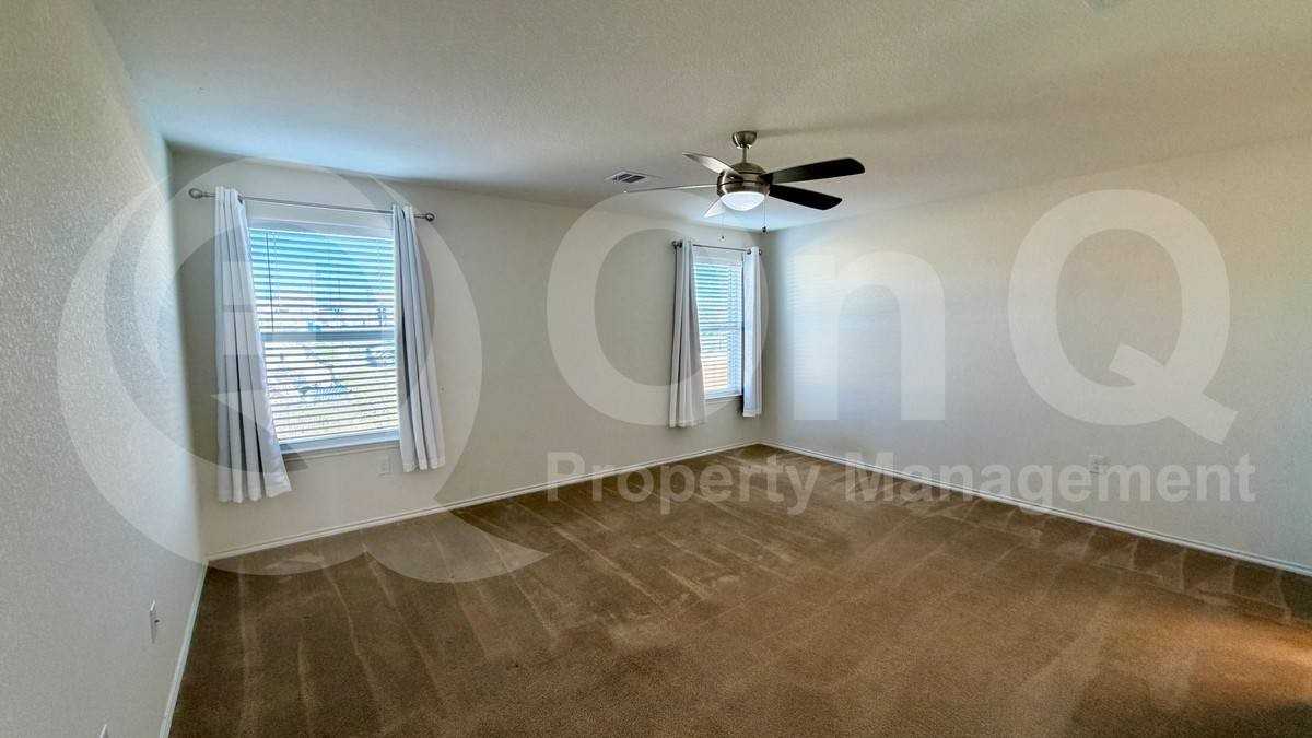 906 Screech Owl Dr - Photo 7 of 10