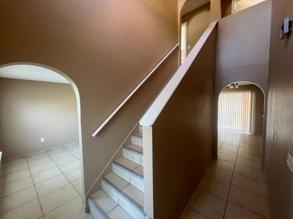 204 Canterbury Ct - Photo 2 of 10